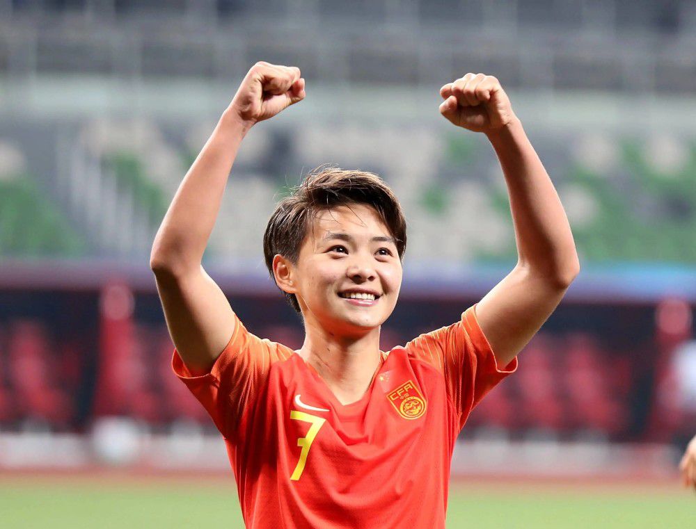 一边转过身来，将杨若晴扶着躺下，扯过散发着潮湿和霉味的被子来给杨若晴盖上：晴儿，你再睡一会，娘做好晌午饭再来看你。
